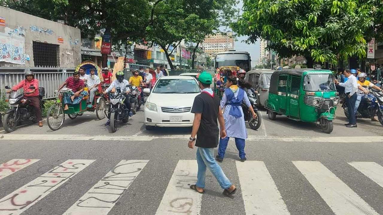 আজও সড়কে ট্রাফিকের দায়িত্ব পালন করছেন শিক্ষার্থী-স্বেচ্ছাসেবকরা