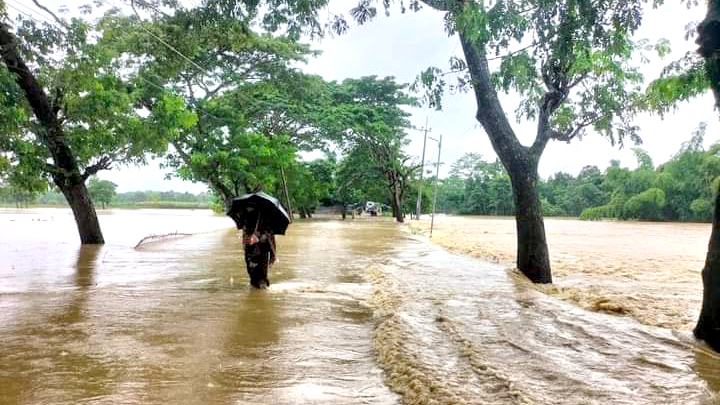 সাজেকে সড়ক ডুবে যান চলাচল বন্ধ, আটকে পড়েছেন কয়েক’শ পর্যটক