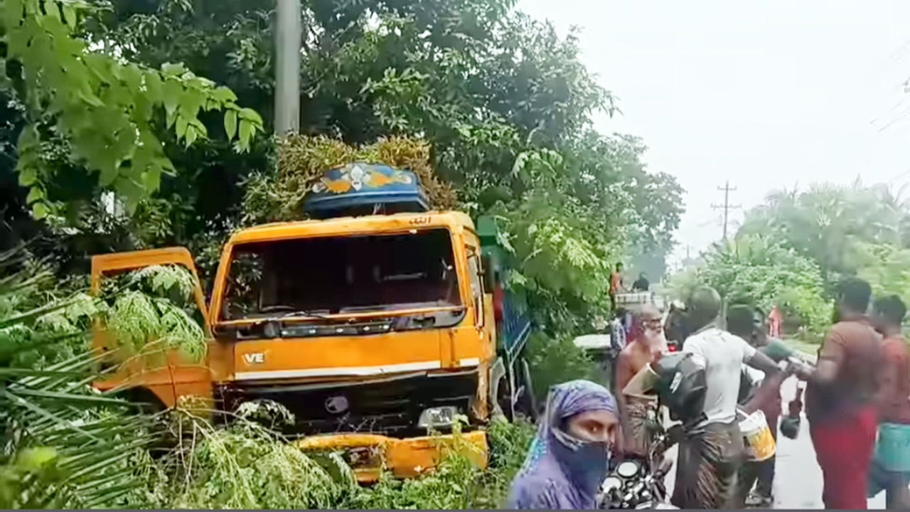 ট্রাকের সঙ্গে মোটরসাইকেলের সংঘর্ষ, নিহত ২