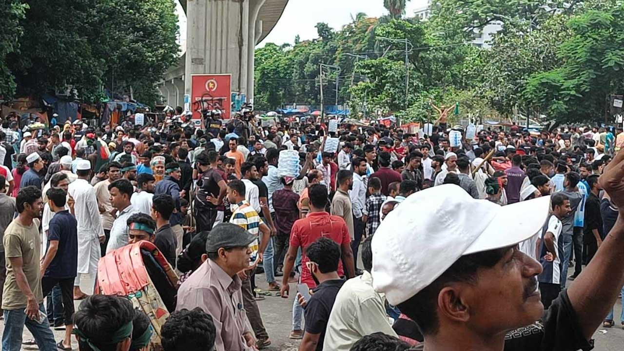 ধাওয়া-পাল্টা ধাওয়ার পর শিক্ষার্থীদের দখলে শাহবাগ
