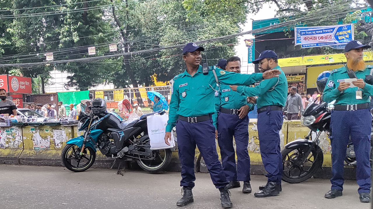 এক সপ্তাহ পর রাজধানীর সড়কে ফিরল ট্রাফিক পুলিশ