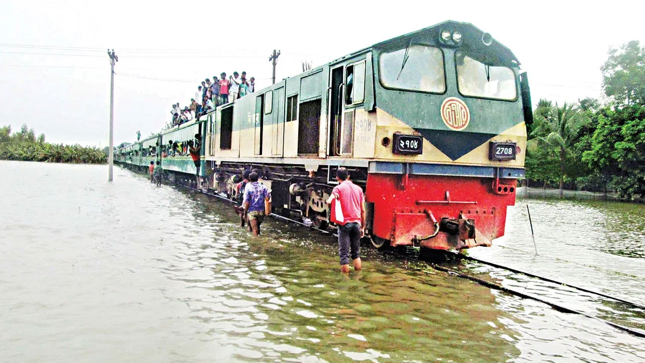 চট্টগ্রামের সঙ্গে সারাদেশের ট্রেন যোগাযোগ বন্ধ