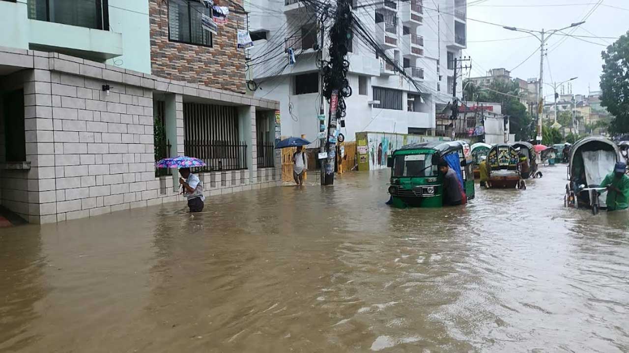 পানিতে তলানো চট্টগ্রাম, ভোগান্তি চরমে