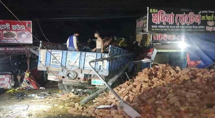 চট্টগ্রামে দোকানে ঢুকে পড়ল ইটবোঝাই ট্রাক, অতঃপর....