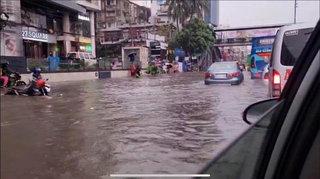 বৃষ্টির কারণে সড়কে গণপরিবহন কম, ভোগান্তি