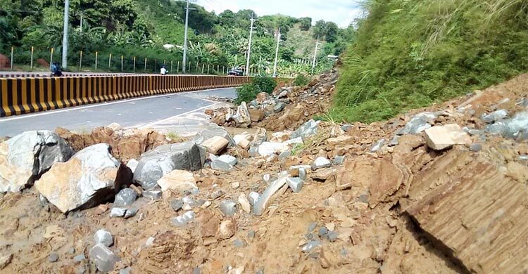 বায়েজিদ-ফৌজদারহাট লিংক রোডে পাহাড়ধস