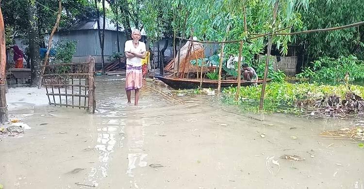‘পানি বেড়ে তলিয়ে গেছে রাস্তাঘাট, অনেক কষ্টে আছি’