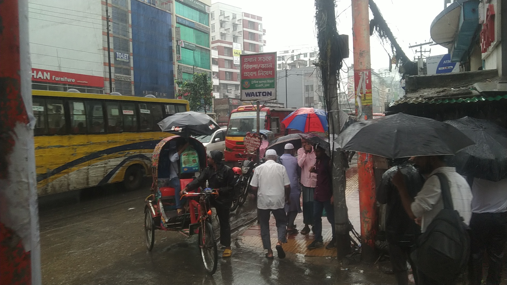 আশ্বিনের বৃষ্টিতে ঢাকার পথে পথে ভোগান্তি
