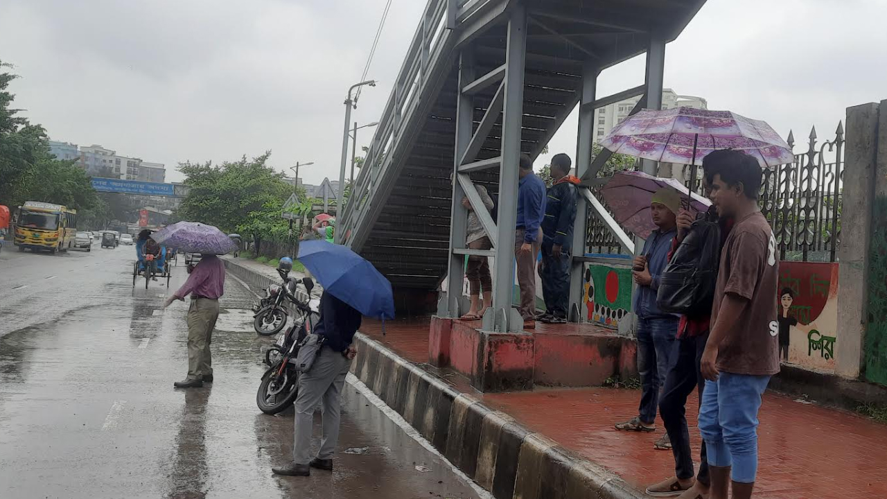বৃষ্টিতে জনজীবনে ছন্দপতন, কোথাও যানজট কোথাও গাড়ির অপেক্ষা