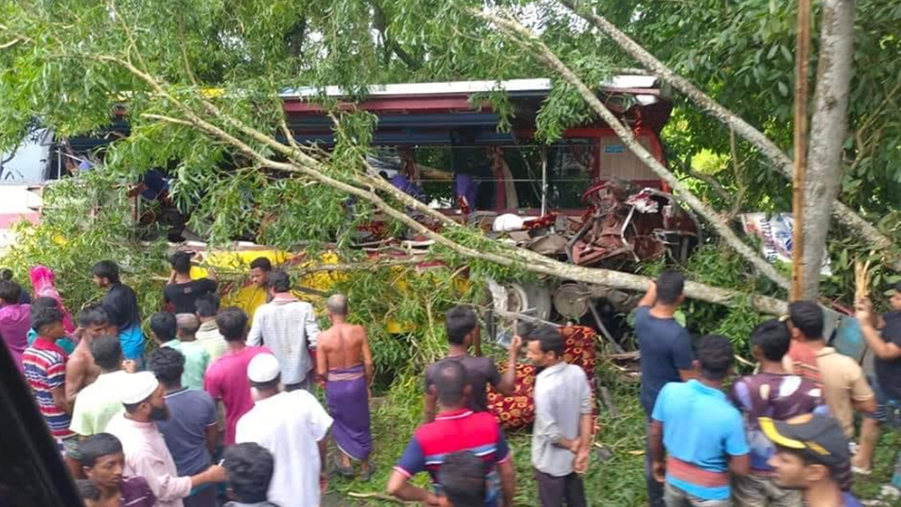 বাস-ট্রাক মুখোমুখি সংঘর্ষে নারীসহ ৫ জনের মৃত্যু, আহত ১০