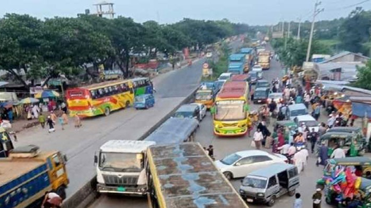 কুমিল্লায় বাসের চাপায় শিশুসহ নিহত ২
