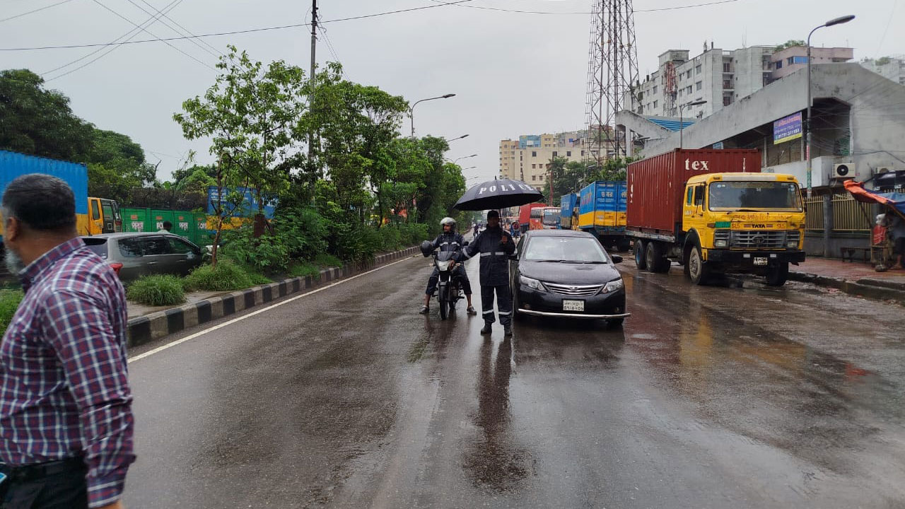 জলাবদ্ধতায় যানজটের চাপ সামলাতে হিমশিম খাচ্ছে পুলিশ