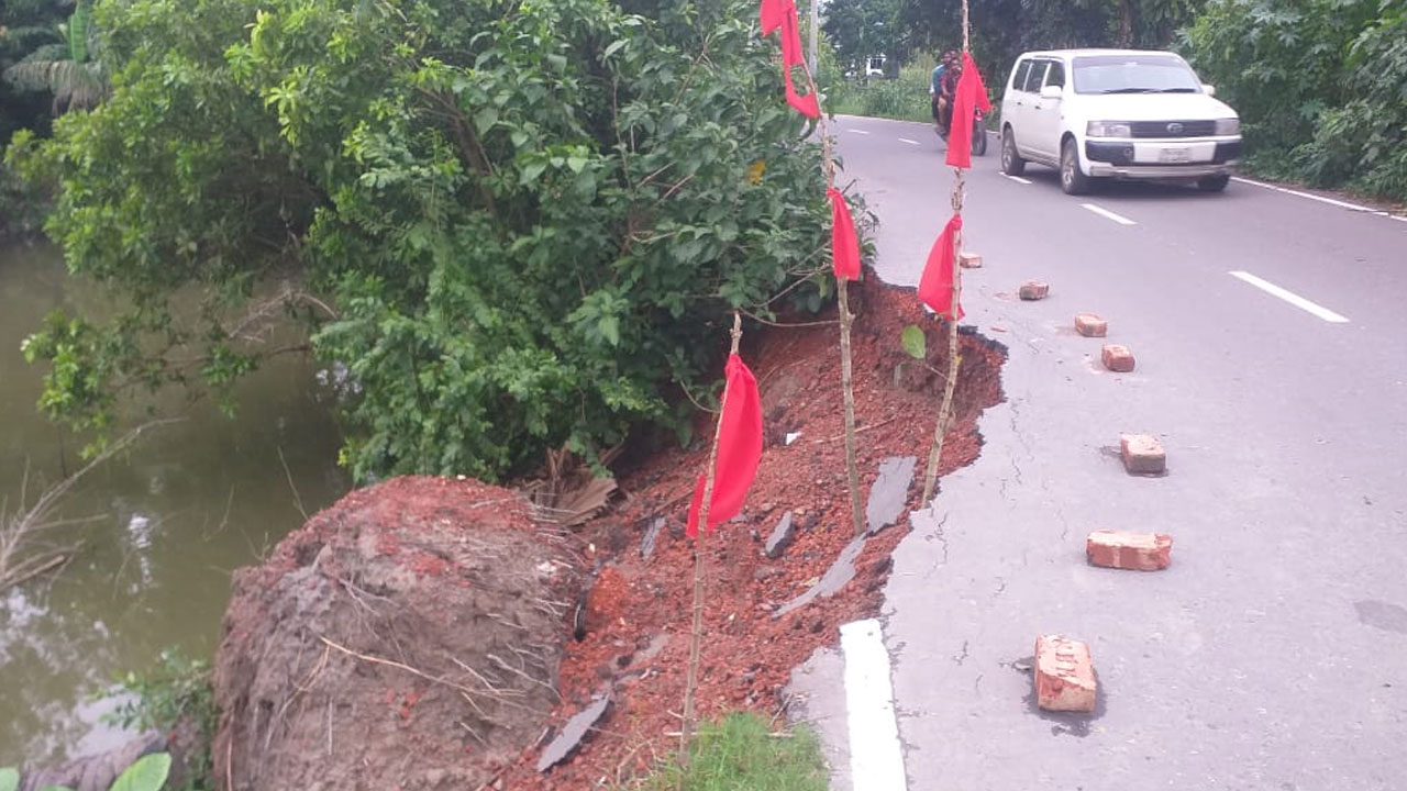 ৫ কোটি টাকার সড়কে কাজ শেষ হওয়ার আগেই ধস
