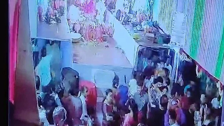 তাঁতীবাজার মণ্ডপে ‘পেট্রোল বোমা’ নিক্ষেপ, পুলিশ বলছে ‘ছিনতাইকারী’