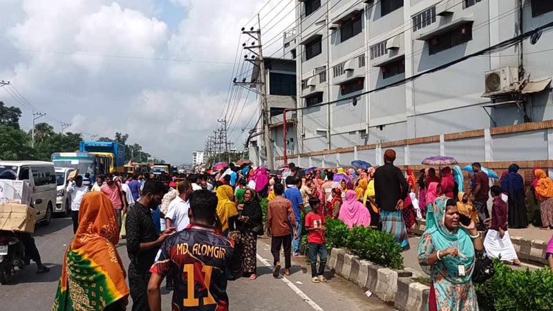 কালিয়াকৈরে ২৯ দফা দাবিতে শ্রমিক বিক্ষোভ, মহাসড়ক অবরোধ