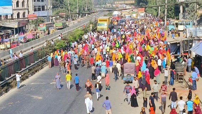 আশুলিয়ায় নবীনগর-চন্দ্রা মহাসড়ক অবরোধ করে বিক্ষোভ