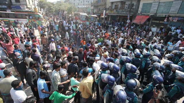 ব্যাটারিচালিত রিকশাচালকদের সড়ক অবরোধ, সংঘর্ষে দুই পুলিশ আহত