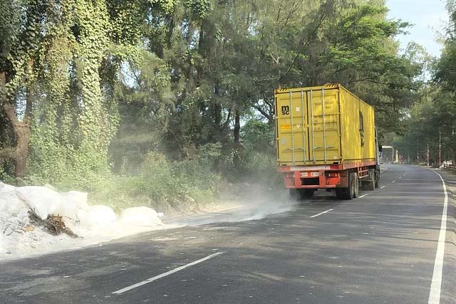 সীতাকুণ্ডের রাস্তায় রাস্তায় ছড়ানো সাদা পাউডার, বাতাসে উড়ে ঢুকছে শরীরে