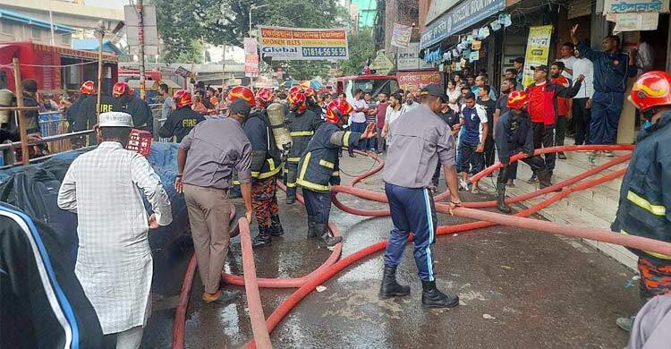 মার্কেন্টাইল ব্যাংকের বেজমেন্টে আগুন, পুড়ছে নথিপত্র