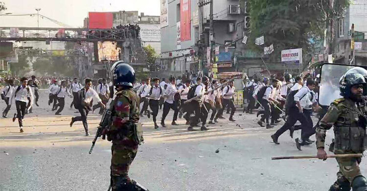 সায়েন্সল্যাব মোড়ে ঢাকা কলেজ-সিটি কলেজ শিক্ষার্থীদের সংঘর্ষ