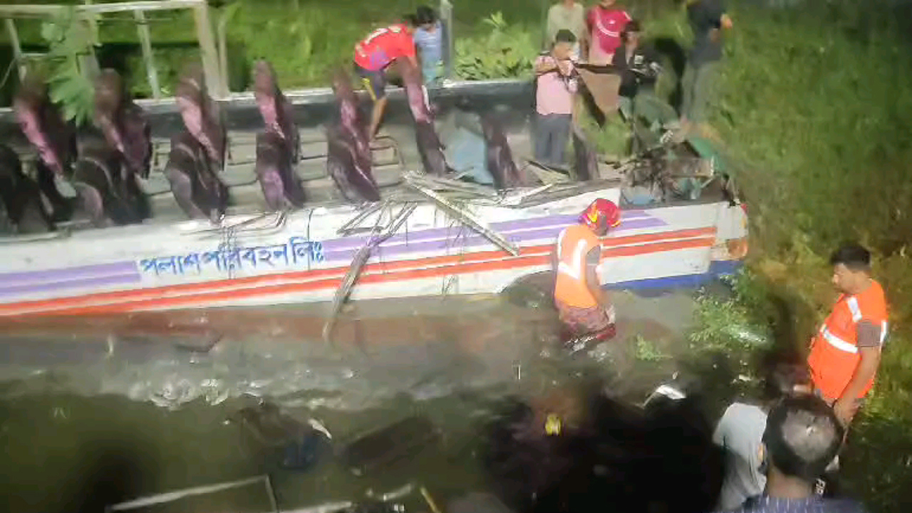 ধামরাইয়ে শ্রমিকবাহী বাস খাদে পড়ে অর্ধশতাধিক আহত, নিহত ১