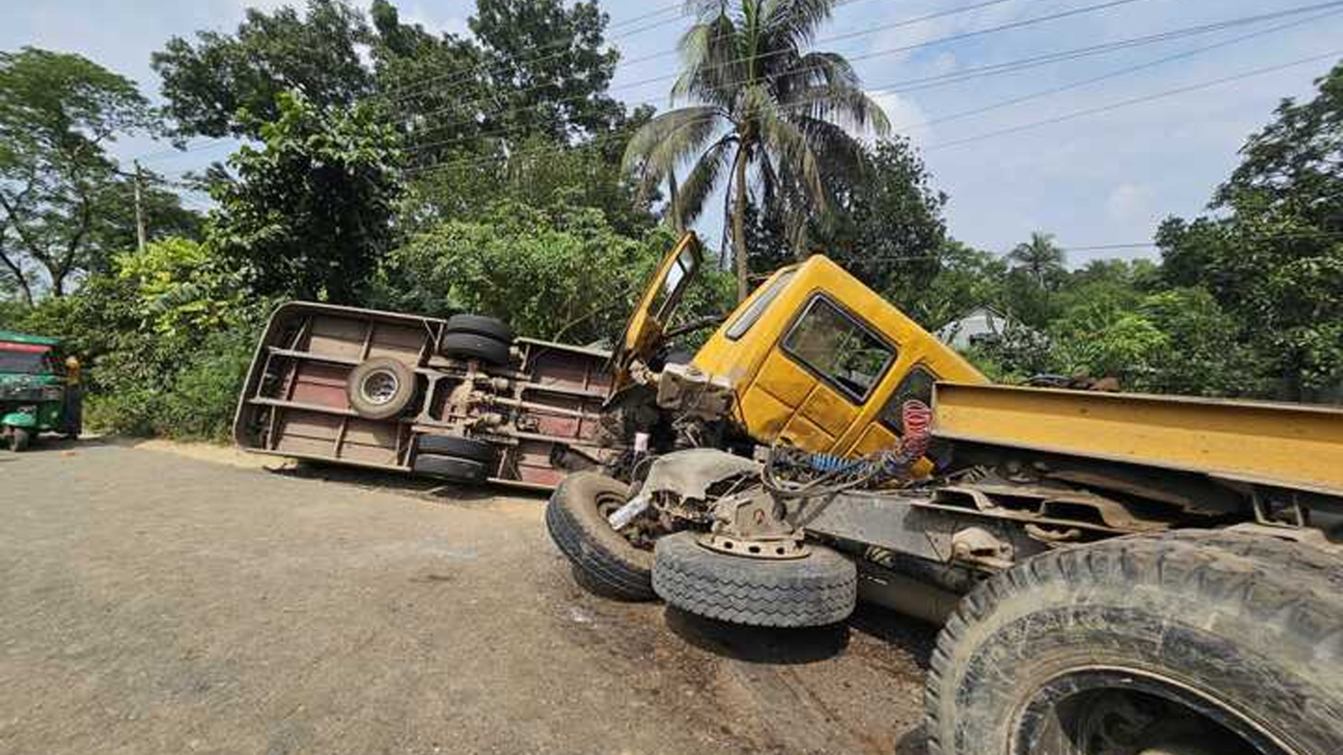 কুমিল্লা-সিলেট মহাসড়কে ৫ ঘণ্টা যান চলাচল বন্ধ
