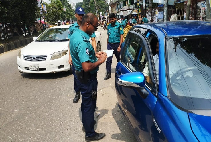 ট্রাফিক আইন লঙ্ঘন: ডিএমপিতে ২ দিনে ২২০০ মামলা