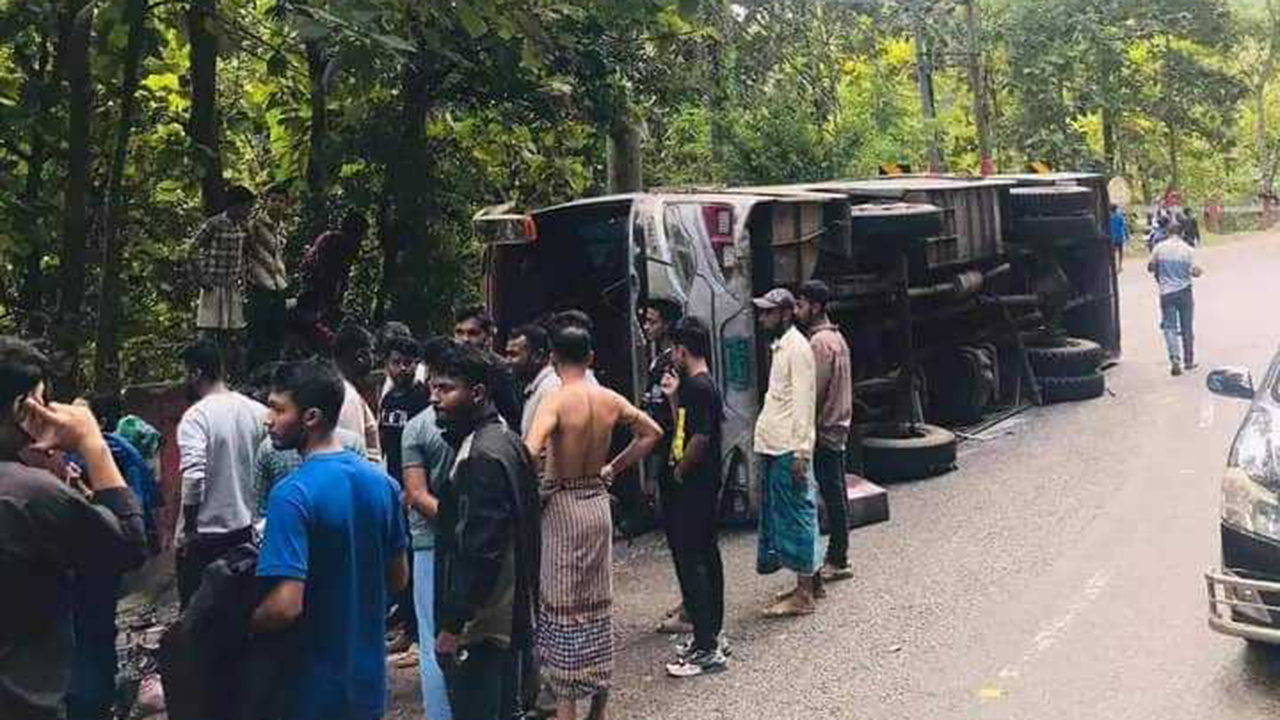 নিয়ন্ত্রণ হারিয়ে পূর্ণার্থীবাহী বাস উল্টে ২০ জন আহত
