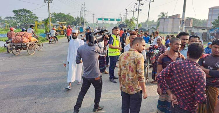 ট্রাকচাপায় মোটরসাইকেলের ৩ আরোহী নিহত