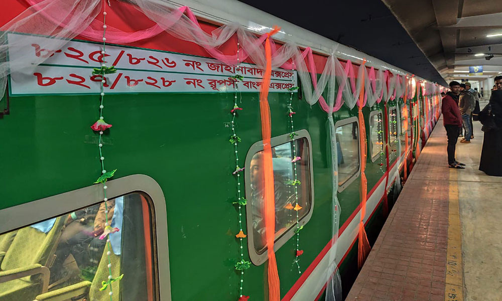 খুলনা-বেনাপোলের ট্রেন প্রথম দিনই বিলম্বের খাঁড়ায়