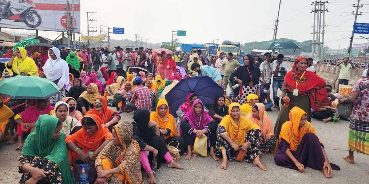 সাভারে বকেয়া বেতনের দাবিতে সড়ক অবরোধ