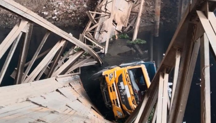 ট্রাকসহ বেইলি ব্রিজ তুরাগ নদে, যান চলাচল বন্ধ