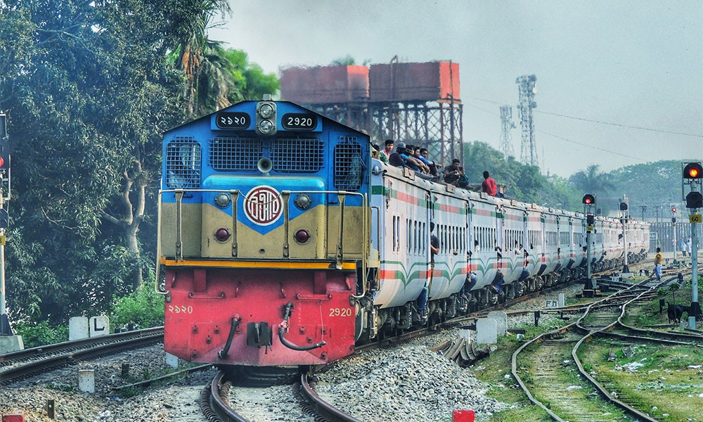 চলন্ত ট্রেনে অ্যালাউন্স ছাড়া অন্য কোনো ভাতা পাবেন না রেলকর্মীরা