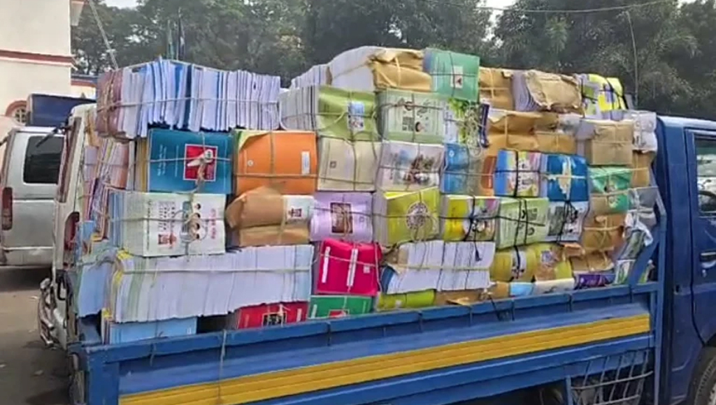 বিনামূল্যে বিতরণের দুই ট্রাক বই জব্দ, আটক ২