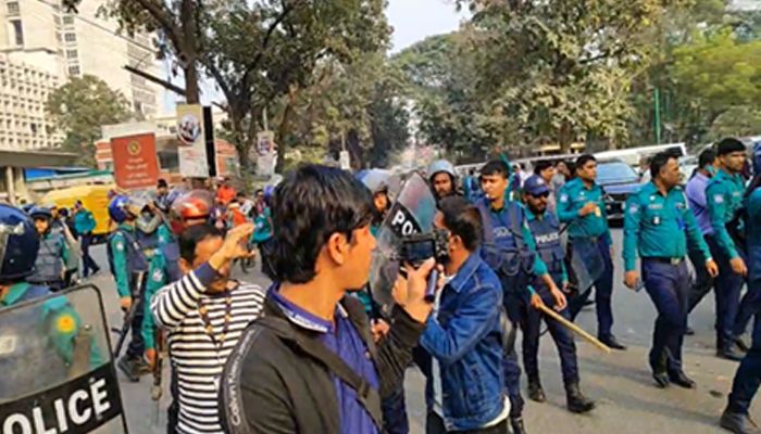 সচিবালয় গেটে ধাওয়া-পাল্টা ধাওয়া, পুলিশের ফাঁকা গুলি