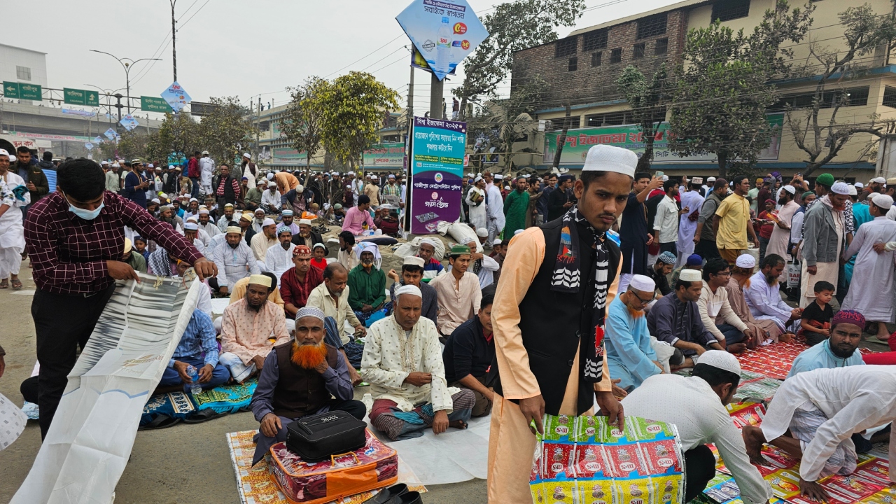 ময়দান ছাড়িয়ে সড়ক-ফুটপাতে বসেছেন মুসল্লিরা
