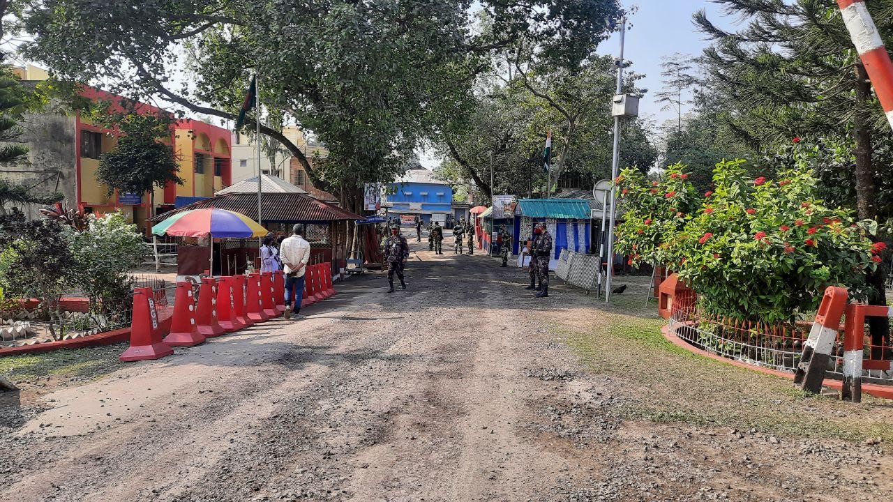 হিলি স্থলবন্দরে রাজস্ব ঘাটতি ৪৩ কোটি ৯৩ লাখ টাকা