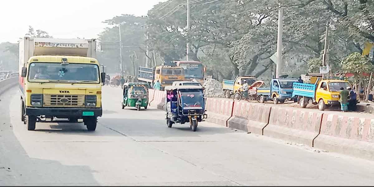 মহাসড়ক দাপিয়ে বেড়াচ্ছে অবৈধ থ্রি-হুইলার সিএনজি,দেখেও না দেখার ভান পুলিশের