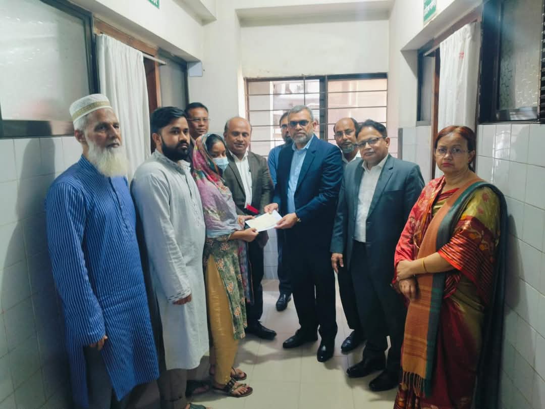 সড়ক দূর্ঘটনায় আহত জুঁইকে আর্থিক সহায়তা দিলো বিআরটিএ