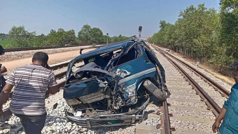 কক্সবাজারে ট্রেনের ধাক্কায় দুমড়ে-মুচড়ে গেল বিয়ের গাড়ি