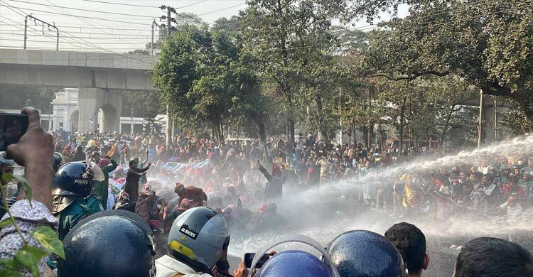 সচিবালয়মুখী মিছিলে লাঠি পেটা, জলকামানে ছত্রভঙ্গ