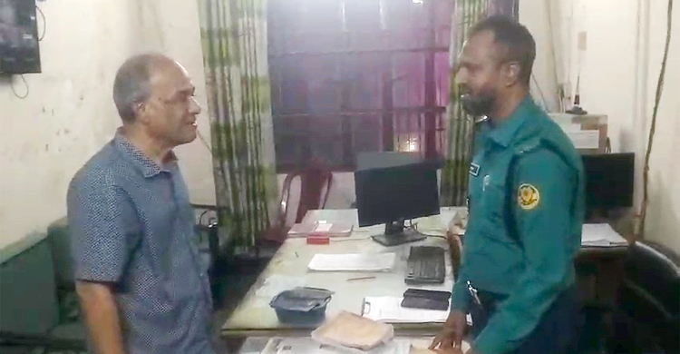 হঠাৎ ভোরে পুলিশের টহল কার্যক্রম পরিদর্শনে স্বরাষ্ট্র উপদেষ্টা