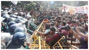 শিক্ষা ভবন মোড়ে মুখোমুখি অবস্থানে আন্দোলনকারী-পুলিশ