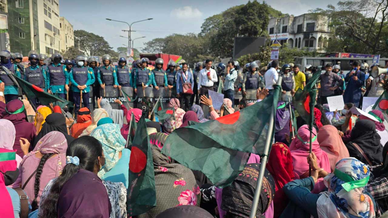 আবারও শাহবাগ অবরোধ সুপারিশপ্রাপ্ত শিক্ষকদের, পুলিশের জলকামান