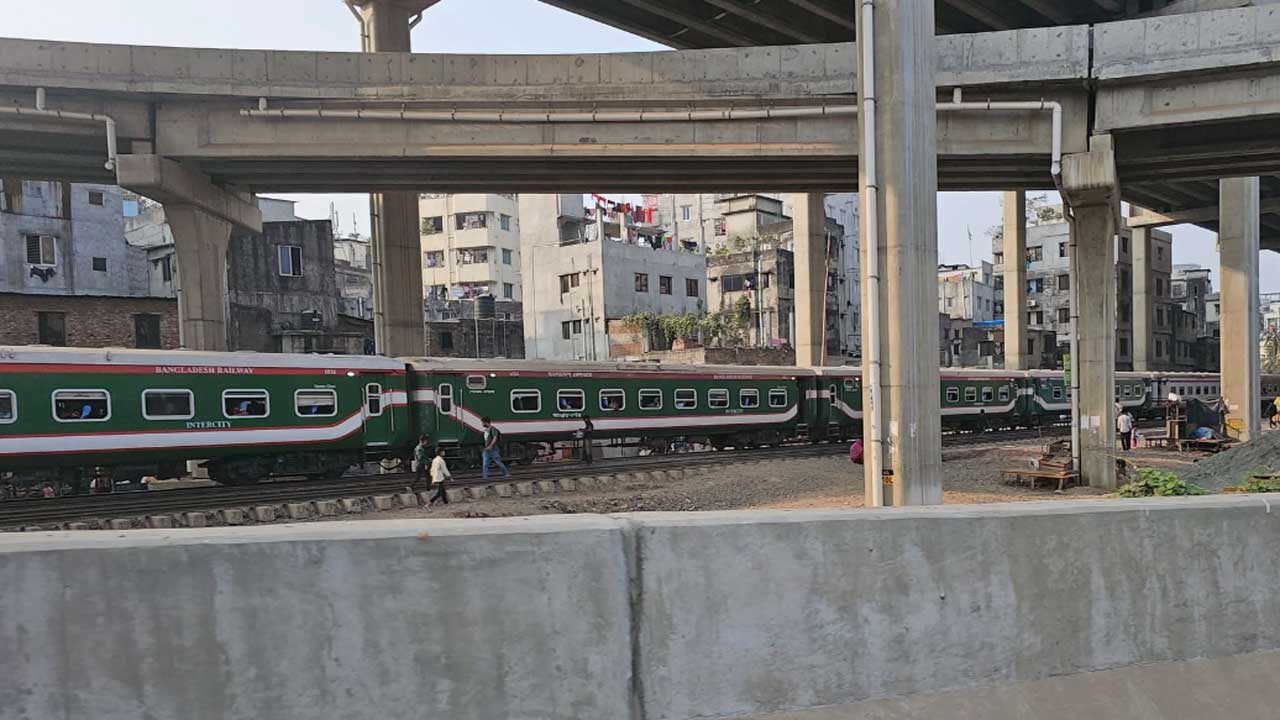 শিক্ষার্থীদের অবরোধ : ঢাকা থেকে যেসব ট্রেন ছাড়তে বিলম্ব হতে পারে