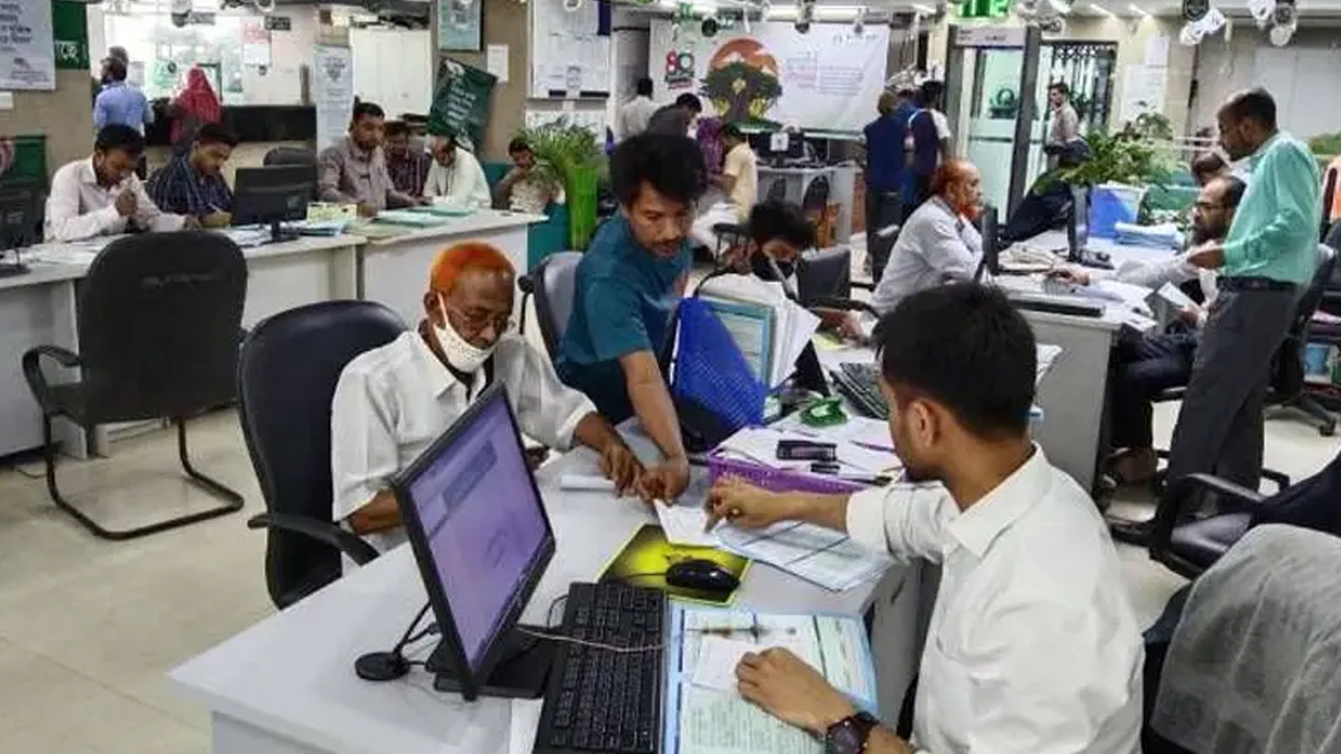 ঈদুল ফিতর : মাস শেষের আগেই বেতন পাবেন সরকারি কর্মচারীরা