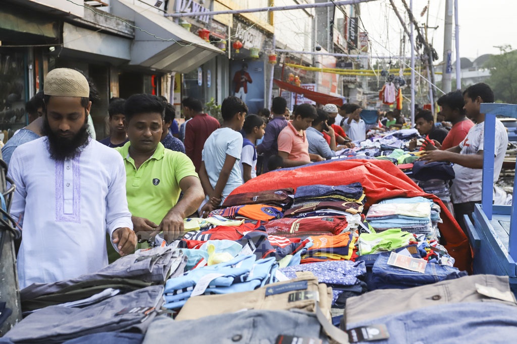 চট্টগ্রামে রাস্তা-ফুটপাত কার? হকার নাকি পথচারীর