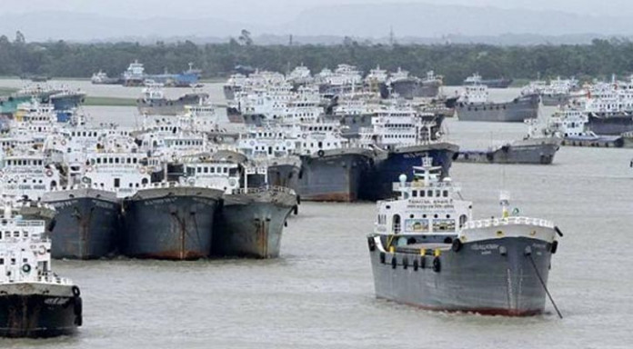 ভাসমান লাইটার জাহাজগুলো এখন পণ্যের গুদাম