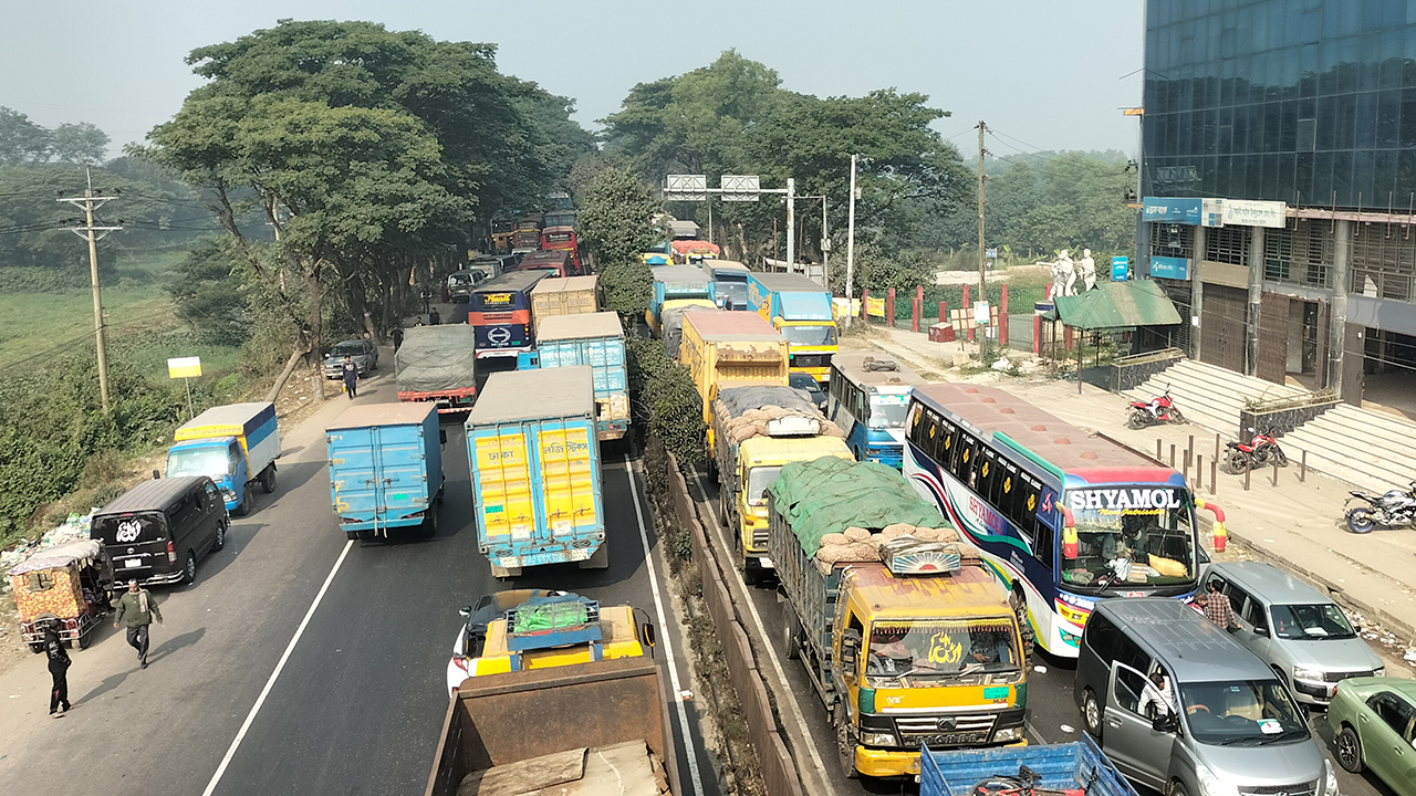 ঢাকা-চট্টগ্রাম মহাসড়কে ১০ কিলোমিটার যানজট, ভোগান্তি
