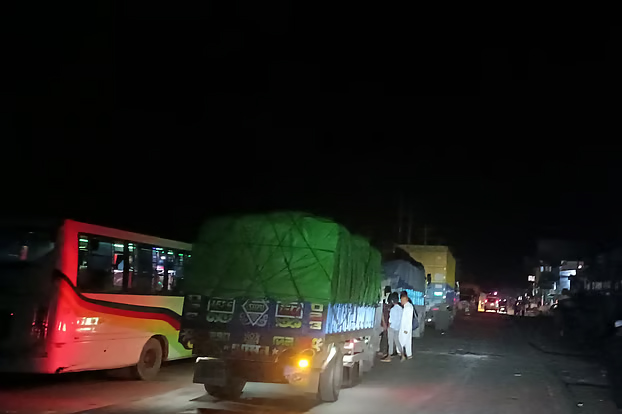 প্রবাসীদের গাড়ি নিশানা করে মহাসড়কে দুর্ধর্ষ ডাকাতি